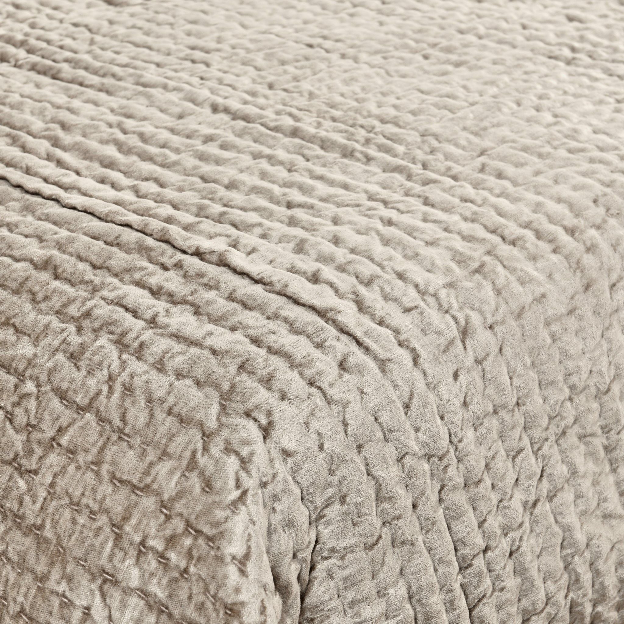 Bari - Velvet Quilt - Pebble