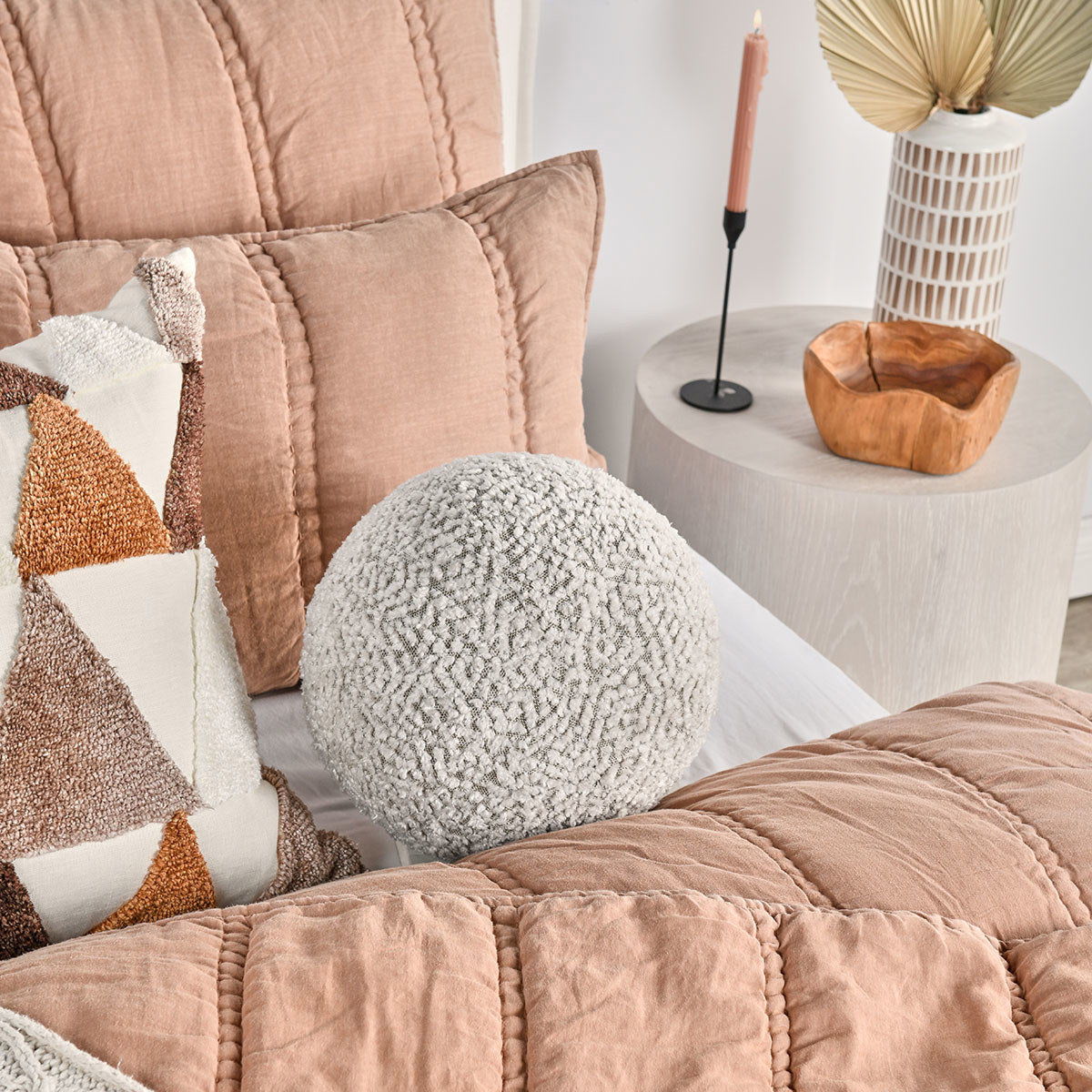 Villa Classics - Maris Round Pillow - Ivory / Natural