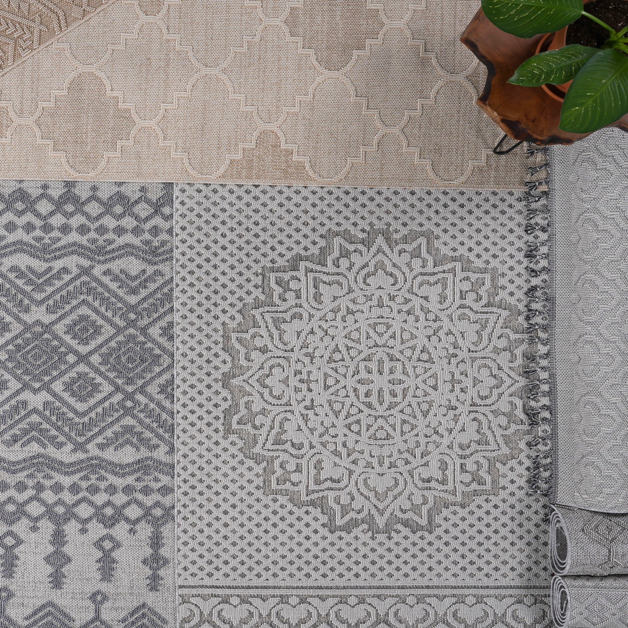 Guros - 6' X 9' Trellis Indoor / Outdoor Area Rug - White / Gray