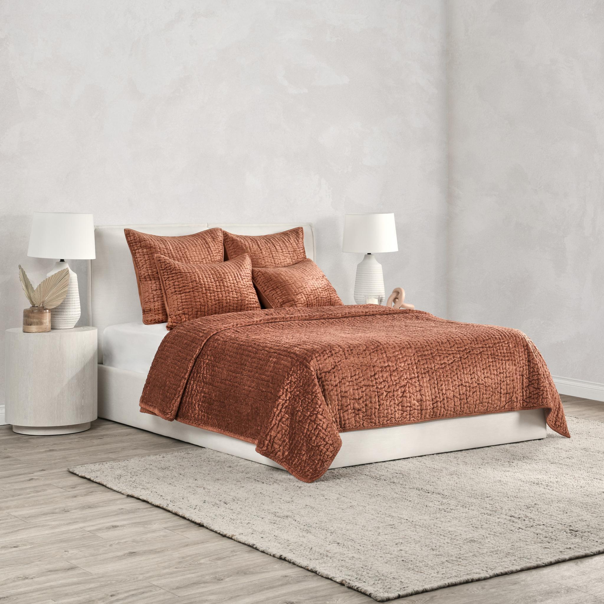 Bari - Velvet Quilt Set